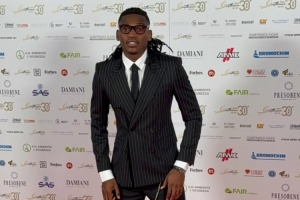 莱奥正装出席颁奖典礼：伤病还没康复不能冒险，我能踢中锋或边锋