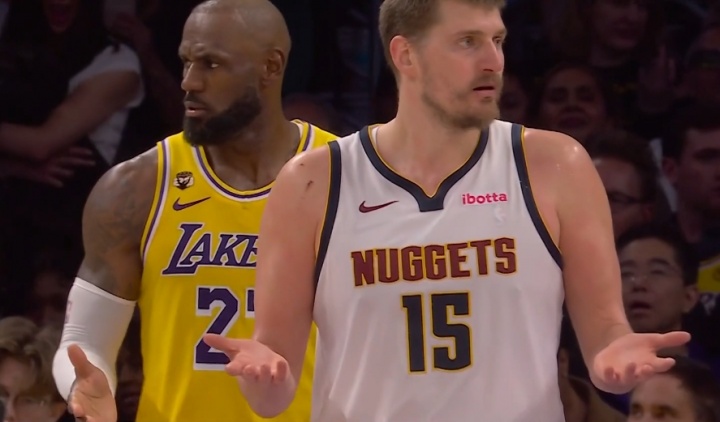 开云体育APP下载-一时瑜亮！约基奇与詹姆斯两人同时摊手 表达对判罚的不满！